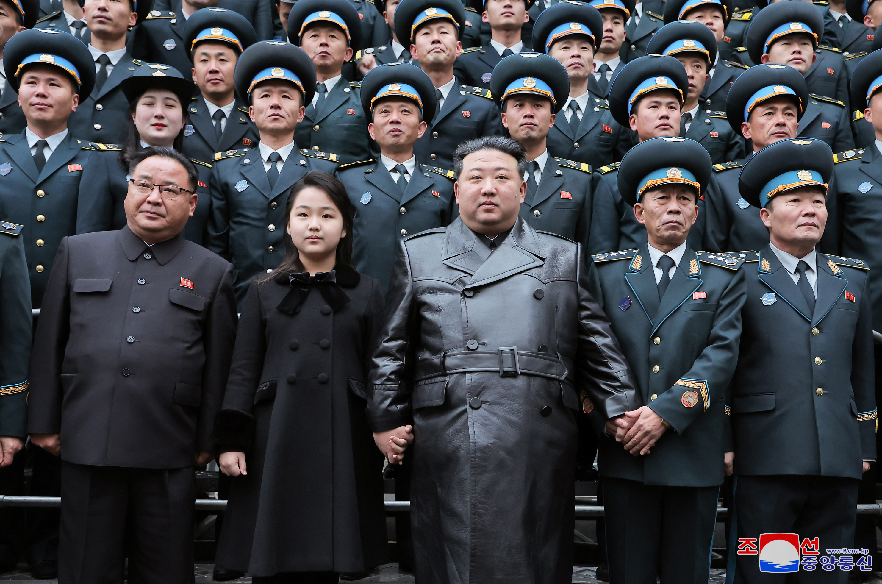 북한 김정은 국무위원장이 지난달 23일 정찰위성발사성공에 공헌한 국가항공우주기술총국 과학자, 기술자들과 기념사진을 찍고 있다.