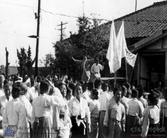 마산경찰서에 진입해 이 대통령 물러가라며 시위를 펼치고 있는 할머니들/1960.4.25 ‘할머니 시위’ 당시 사진/출처: 민주화운동기념사업회 오픈 아카이브