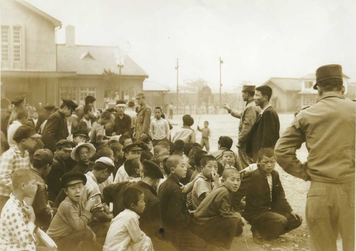 1960.4.26~27 마산 무학국민학교 교정에 수용된 부산시위대 모습/진실화해위 제공