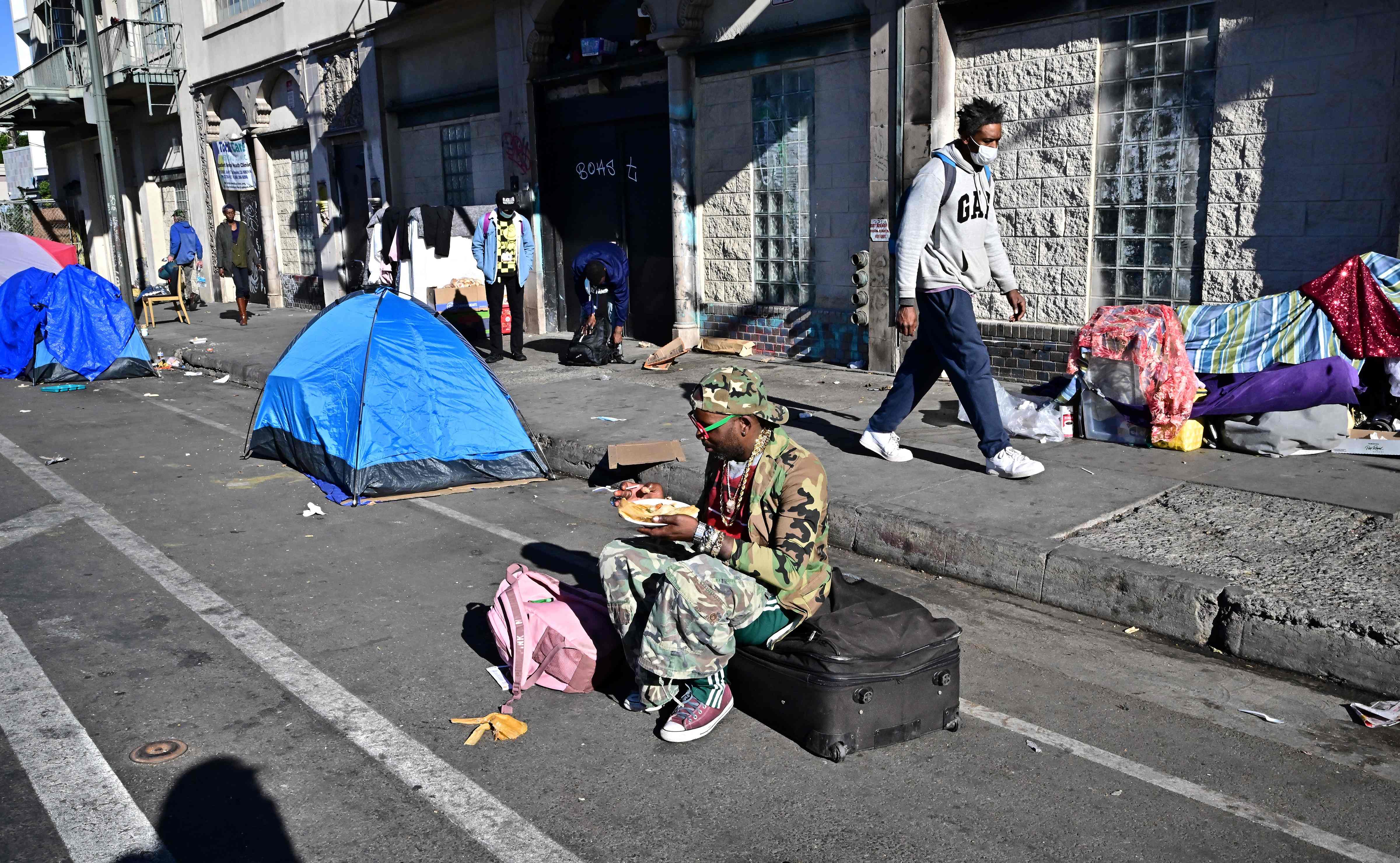  노숙자들이 상주하는 LA의 다운타운. 노숙자가 식사를 하고 있다. 사진출처:AFP