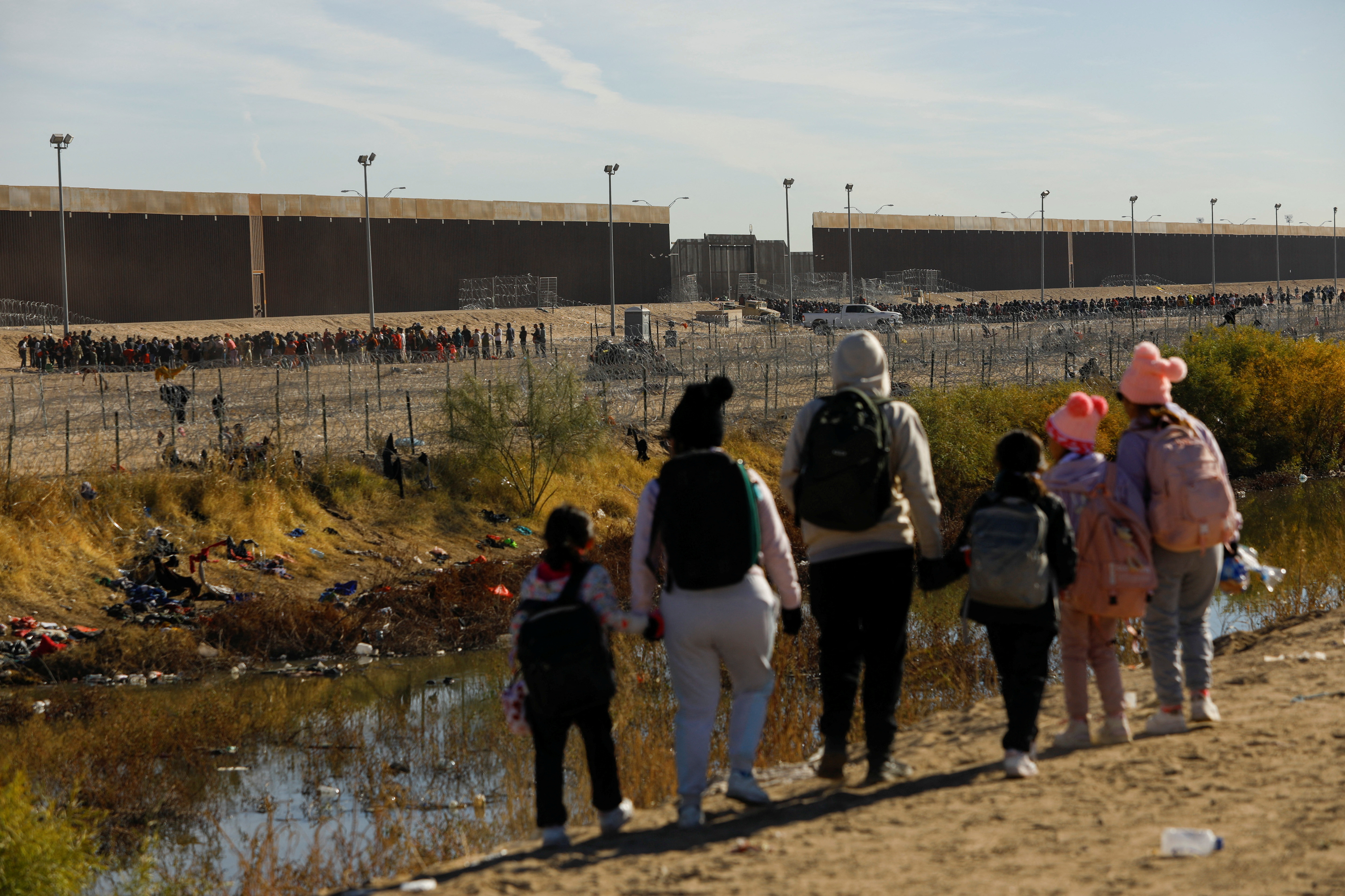  미국과 멕시코의 국경 지대. 불법 이민자 가족들이 월경을 시도하고 있다. 사진출처:로이터