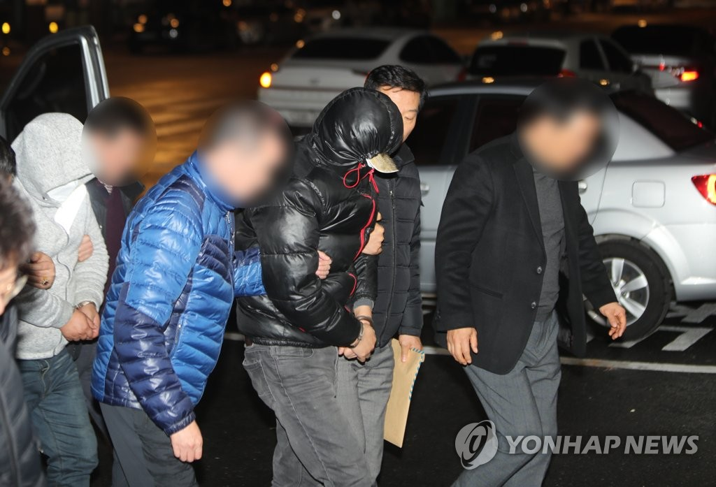 ‘얼굴 없는 천사’ 기부금을 훔친 도둑들이 경찰에 연행되는 모습. (출처 : 연합뉴스)
