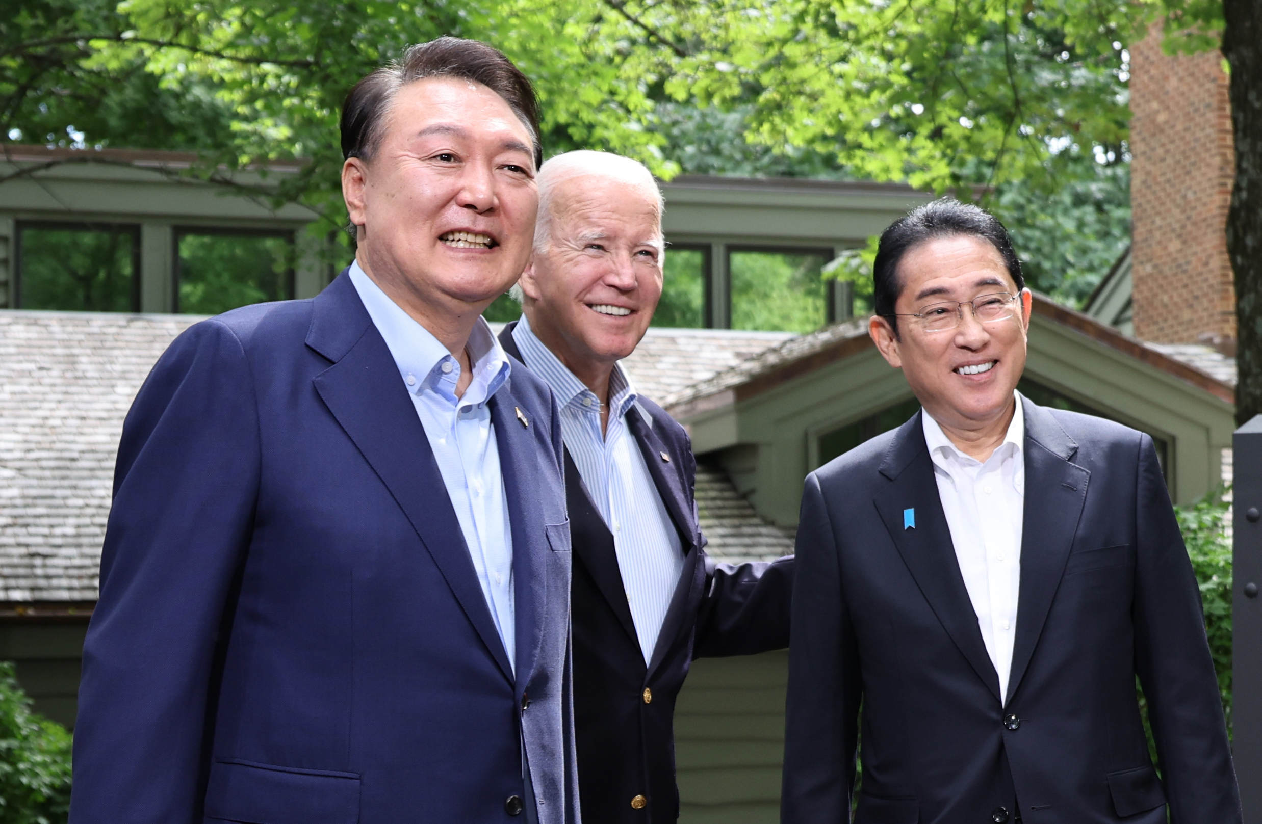 윤석열 대통령과 조 바이든 미국 대통령, 기시다 후미오 일본 총리가 현지시각 8월 18일  워싱턴DC 인근 미국 대통령 별장인 캠프 데이비드에서 회동했다.