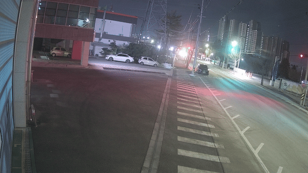 지난 24일 0시 16분, 충북 청주 서부소방서 복대 119안전센터에 나타난 검은색 SUV 차량.
