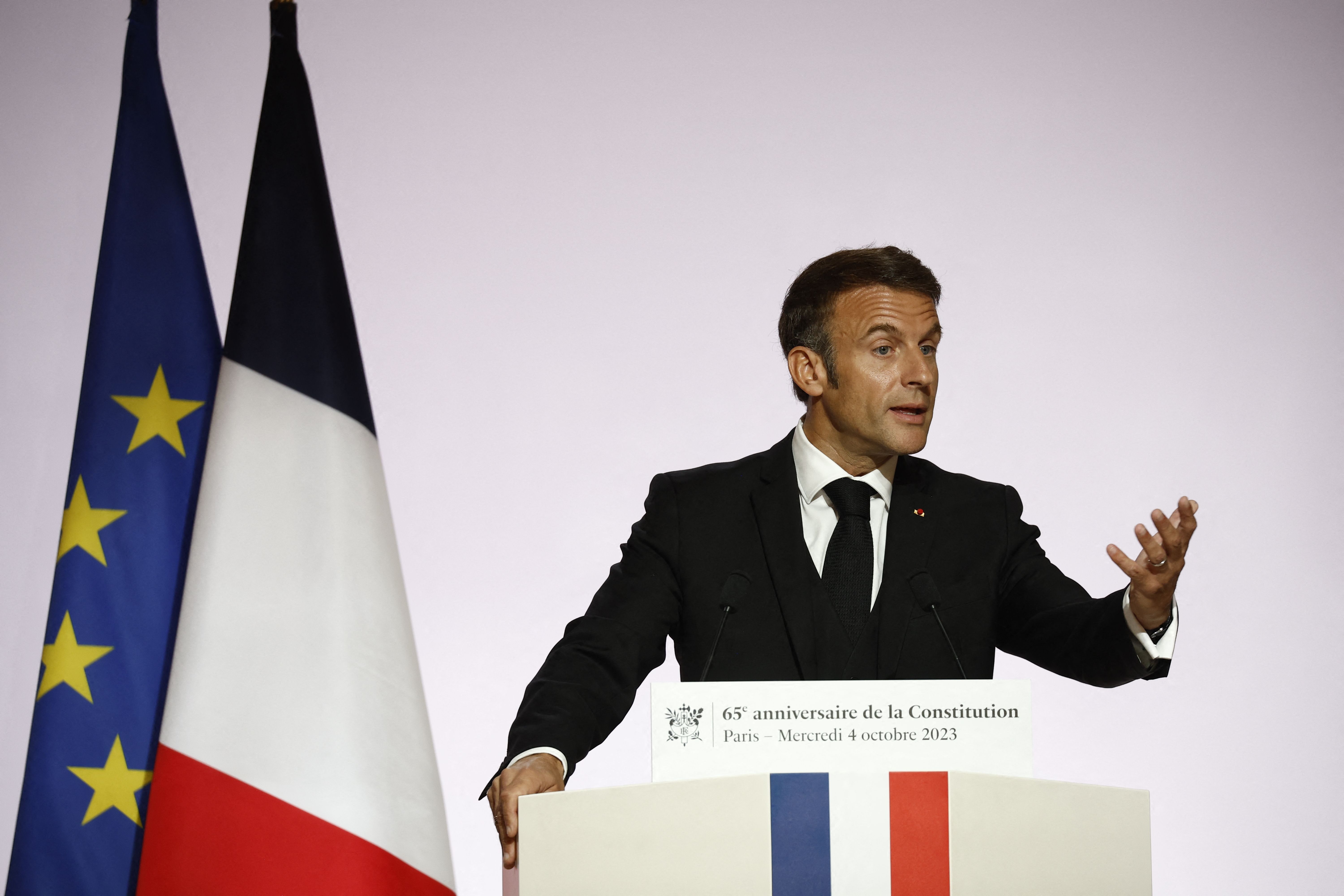 에마뉘엘 마크롱 프랑스 대통령이 지난해 10월 헌법 제정 65주년을 기념해 파리 헌법위원회에서 연설하고 있다.