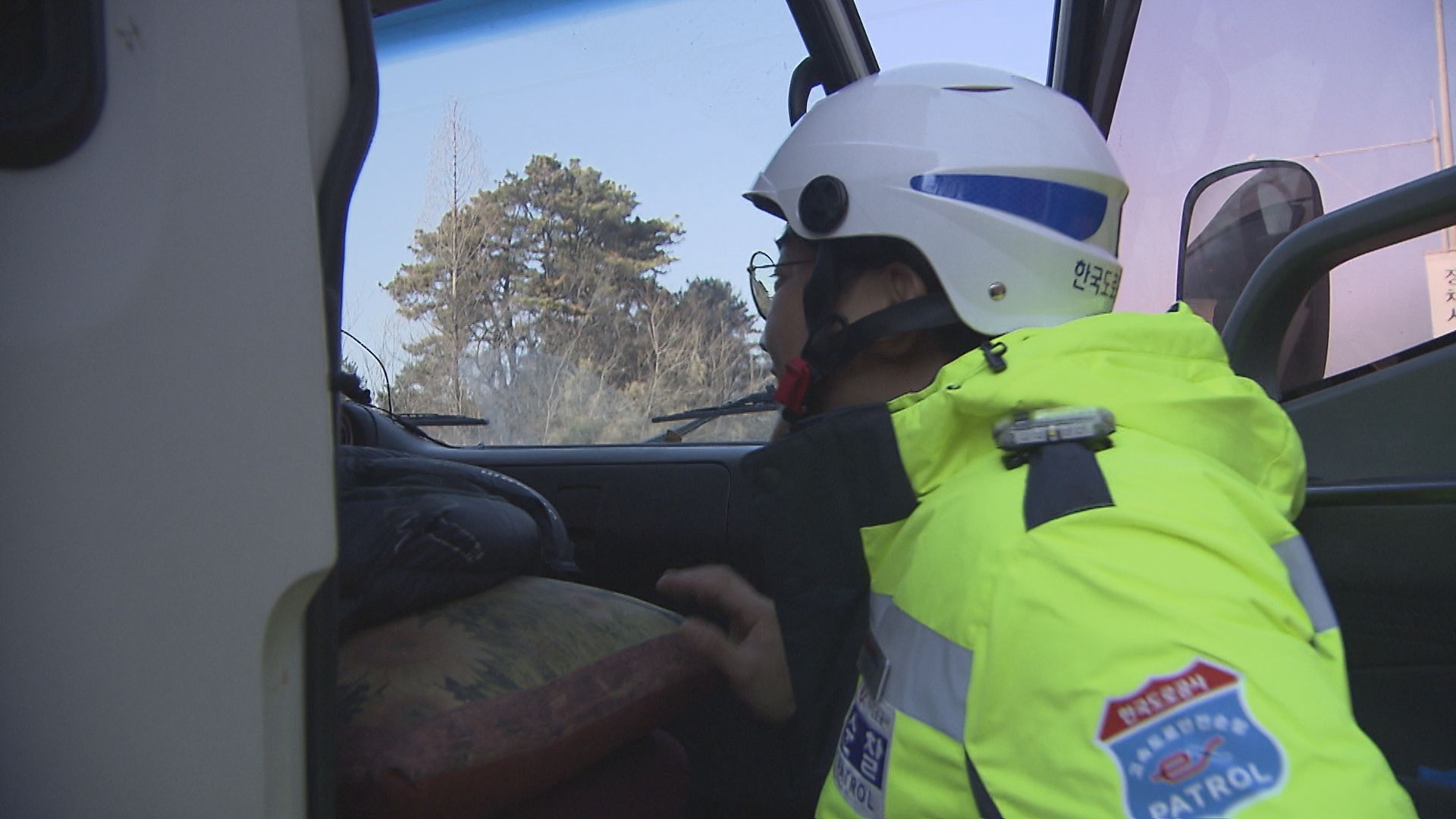 한국도로공사 진천지사 안전순찰원이 운전기사에게 졸음 쉼터로 이동해 달라고 안내하고 있다 [KBS 촬영]