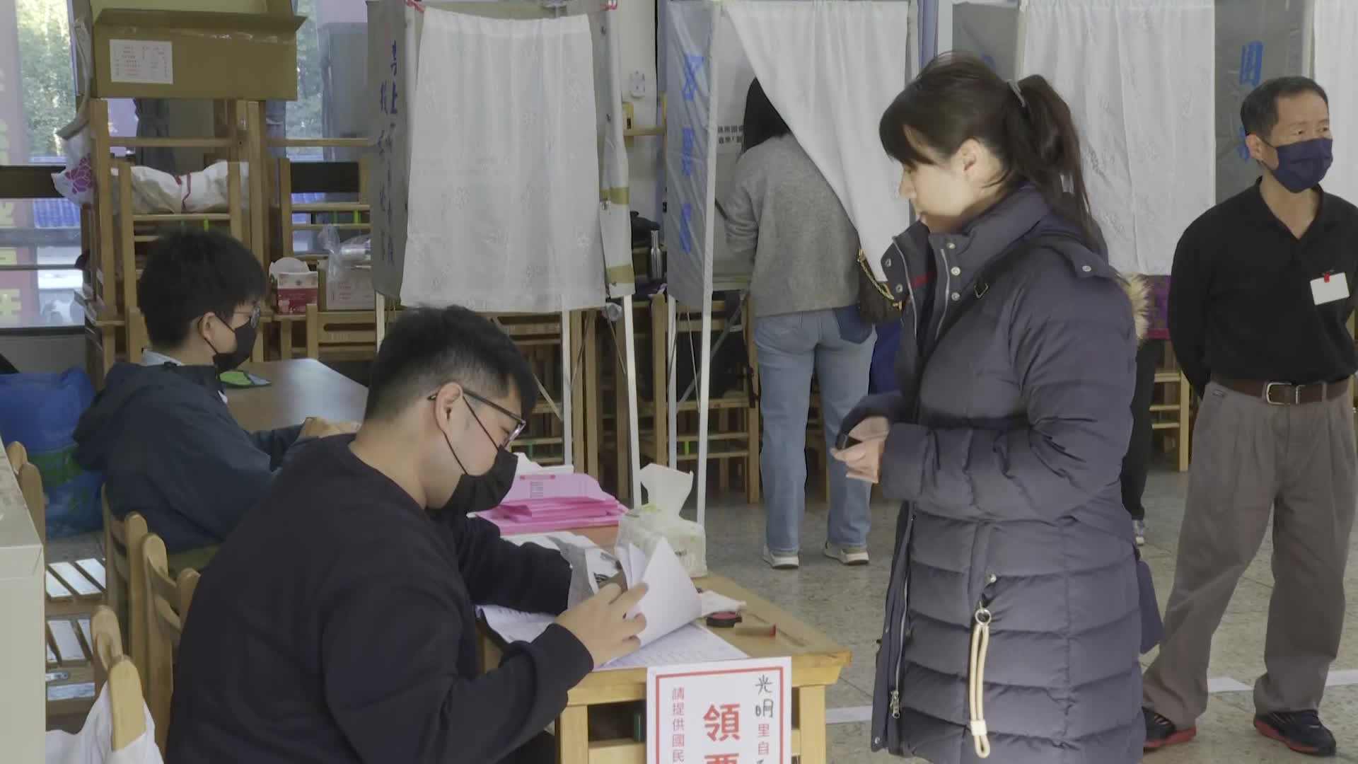 지난 13일 타이완 총통선거 투표에 참여하는 타이베이 시민들의 모습