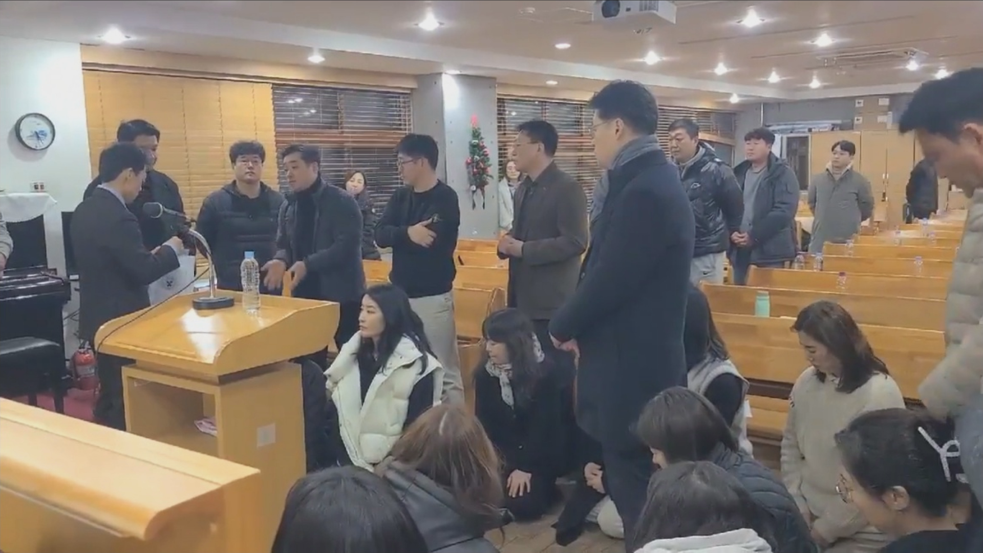 지난 7일, 서울 모 고등학교 야구부 학부모들이 교장과의 긴급 면담 자리에서 무릎을 꿇고 야구부 감독 재계약 불가를 철회해 달라고 요청하고 있다.