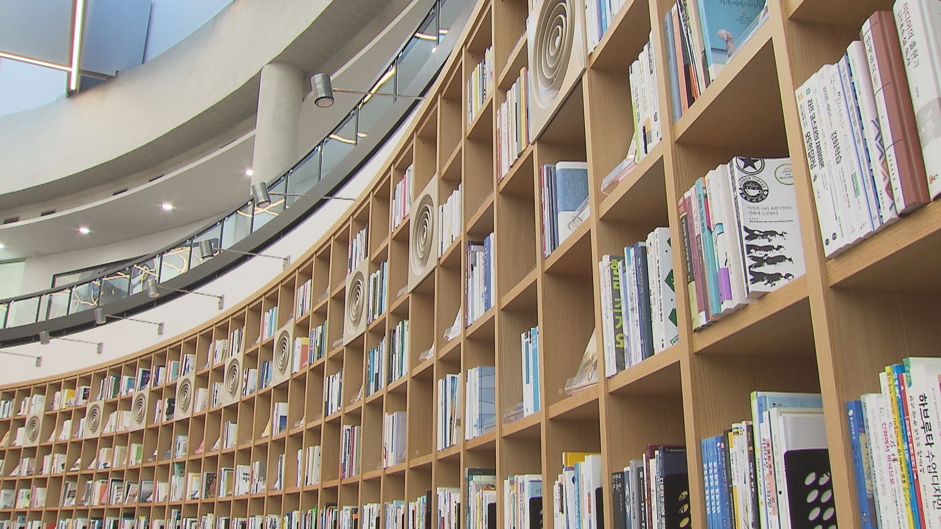 ‘인제 기적의 도서관’,  건물 모양에 맞춰 둥그런 책장이 빙 둘러쳐져 있다.