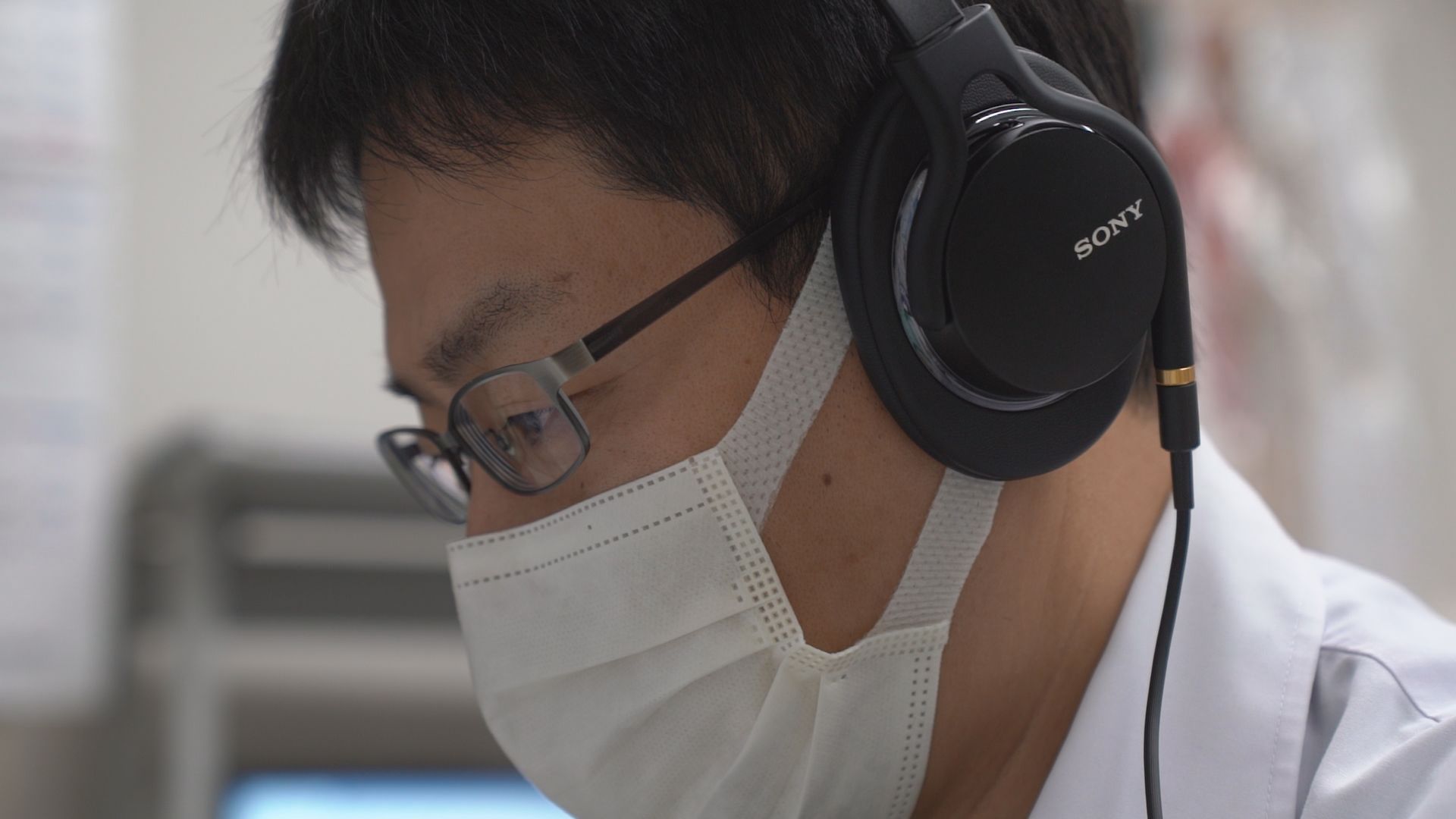 노나카 후미아키 나가사키대 의대 조교수가 원격청진기를 통해 환자 상태를 확인하고 있다.