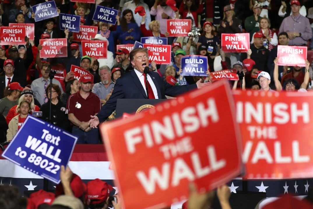 2019년 2월, 트럼프 당시 대통령의 연설장에 몰린 공화당 지지자들. ‘국경 장벽 건설을 마무리 짓자(Finish the Wall)’이라는 손팻말을 들고 환호하고 있다.