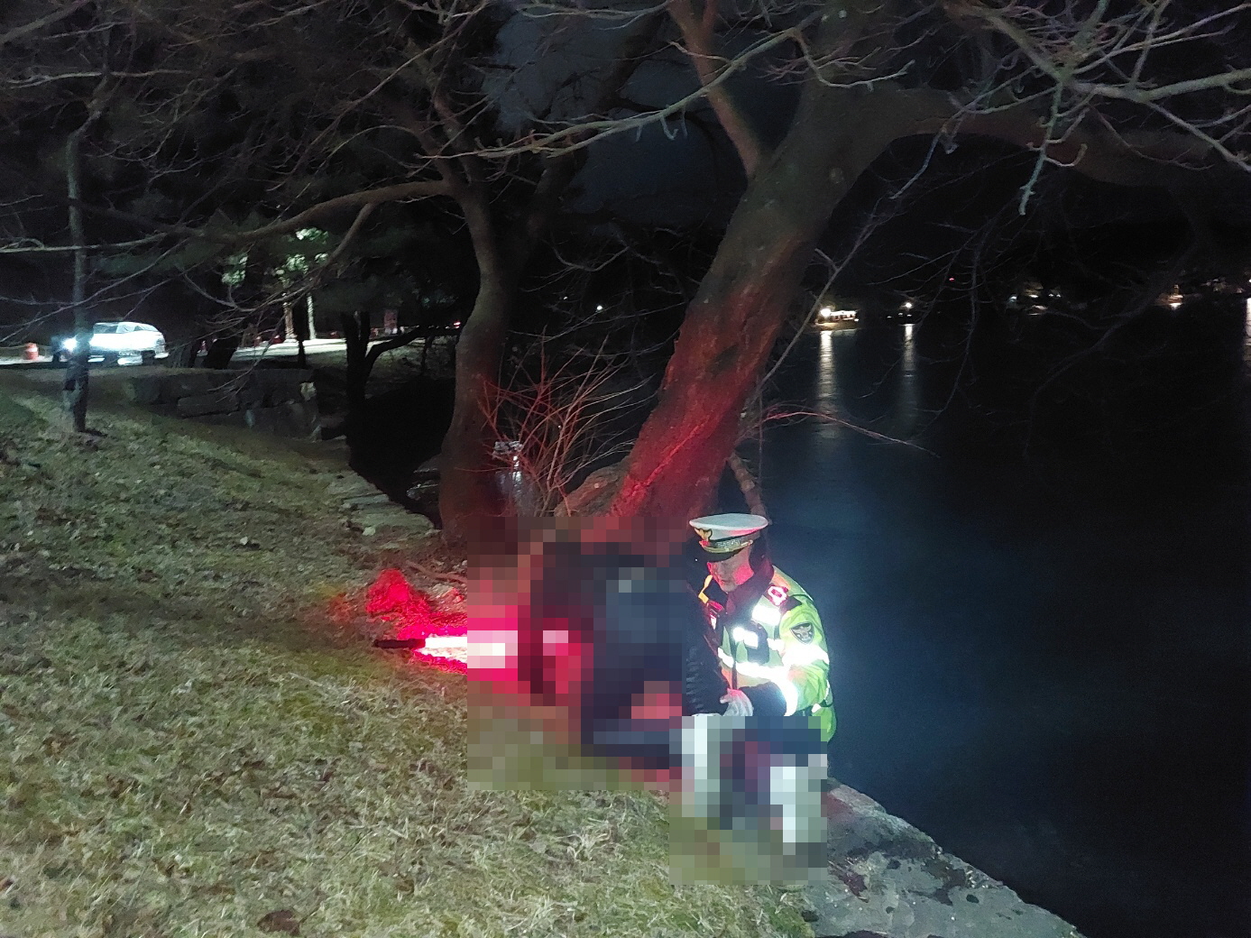 경찰관이 술에 취해 물에 빠진 시민을 구조하는 장면 (충북 제천경찰서 제공)