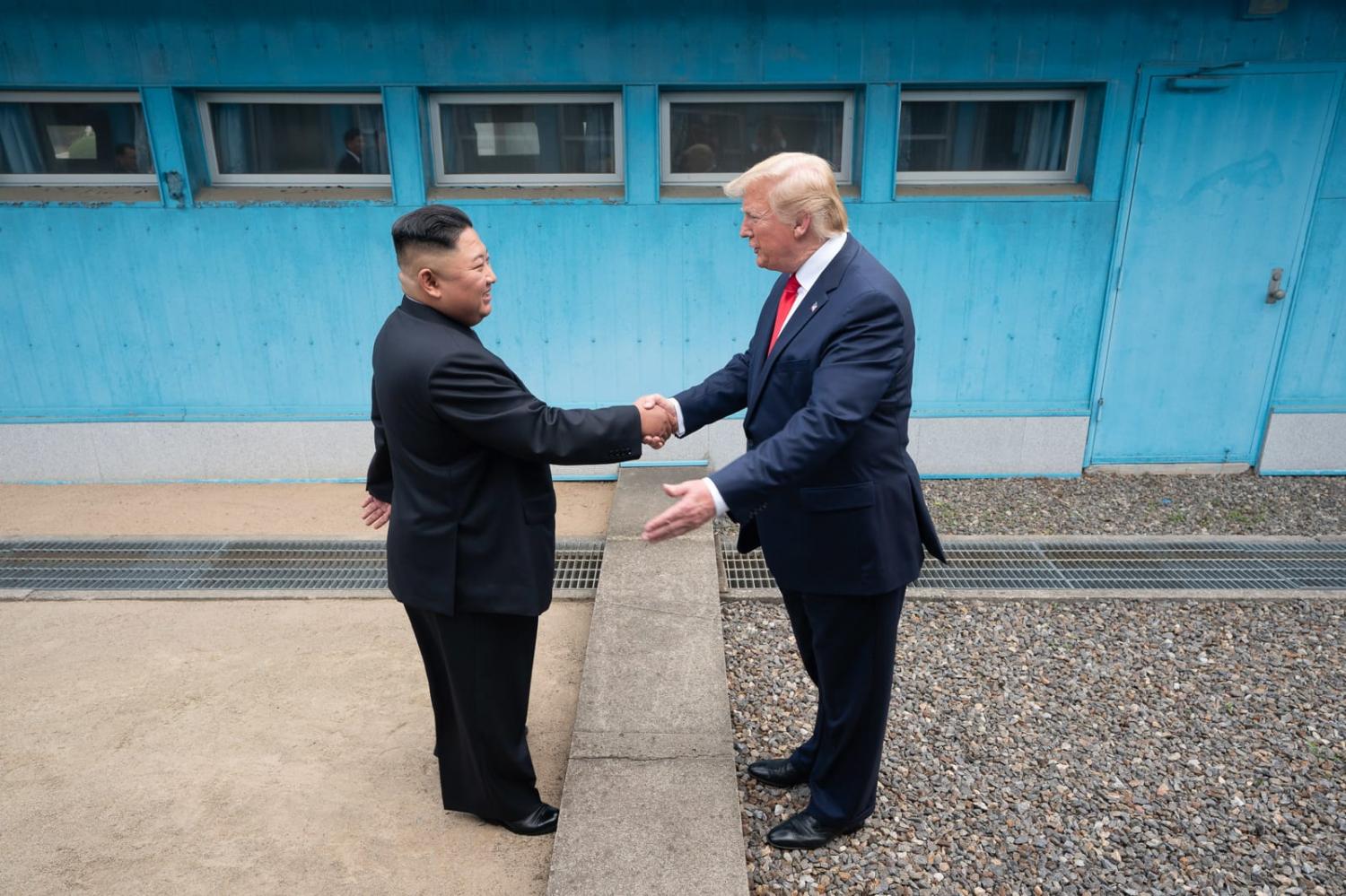 2019년 6월 30일, 트럼프 당시 미국 대통령과 김정은 북한 국무위원장이 판문점에서 군사 분계선을 사이에 두고 악수하고 있다. (사진=트럼프 정부 백악관 홈페이지)