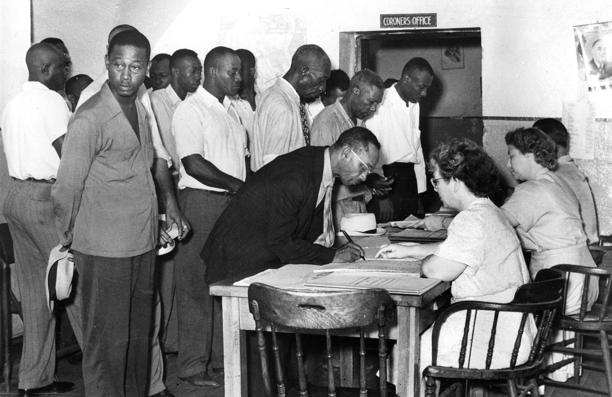 1948년 7월 17일 투표를 위해 사우스캐롤라이나주 민주당에 등록하고 있는 흑인들  (사진=사우스캐롤라이나주 찰스턴시 홈페이지)