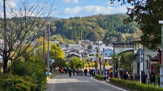 지난해 11월 개장한 일본 미야기올레 다섯 번째 코스 무라타(村田) 코스 출발 지점 일대를 세계 각지에서 모인 올레꾼들이 걷고 있다. (일본 미야기현=민소영 기자)