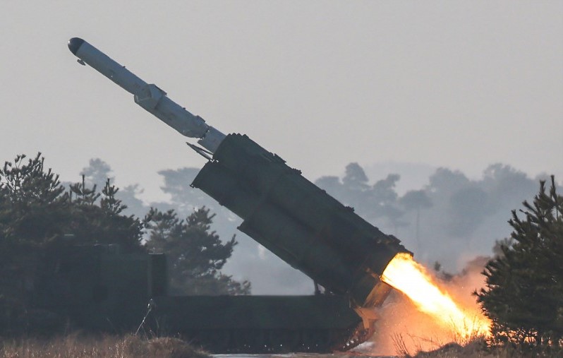 북한의 신형 지대함 미사일 ‘바다수리-6형’의 발사 장면.  출처 :북한 조선중앙통신
