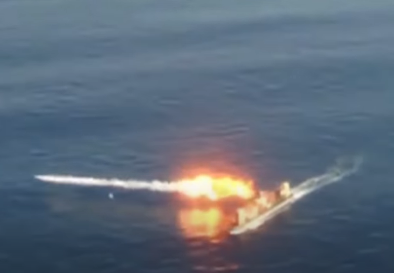 2015년 미 해군의 토마호크 미사일 발사 시험. 움직이는 표적 선박 뒤로 긴 물보라가 보인다. 출처 : 유튜브 CNN 계정