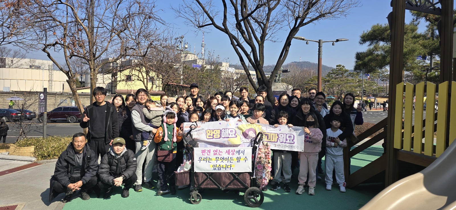 1형 당뇨 환우와 가족들이 박 씨 부녀의 완주를 기념하며 서울시 용산구 대통령실 인근에서 촬영한 사진