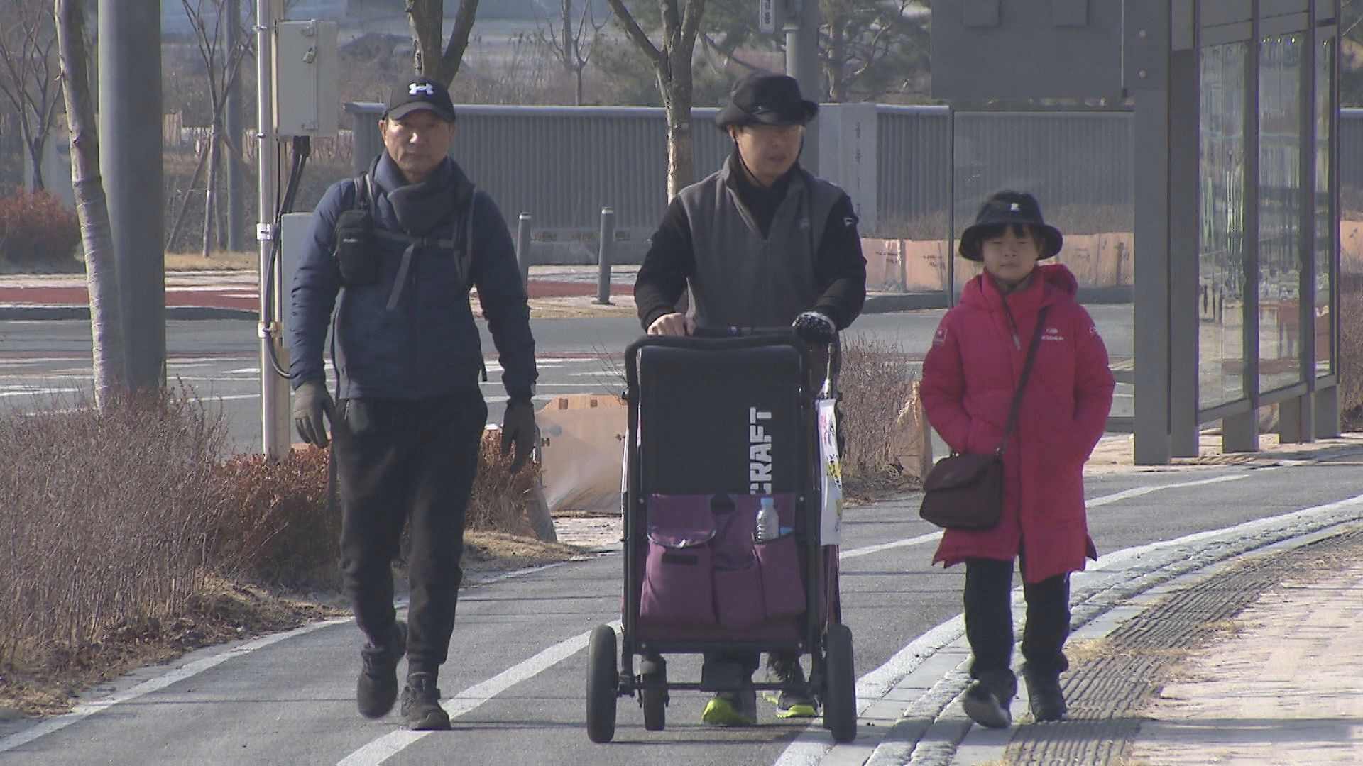 170km 걷기에 나선 박근용 씨(가운데)와 딸 율아 양