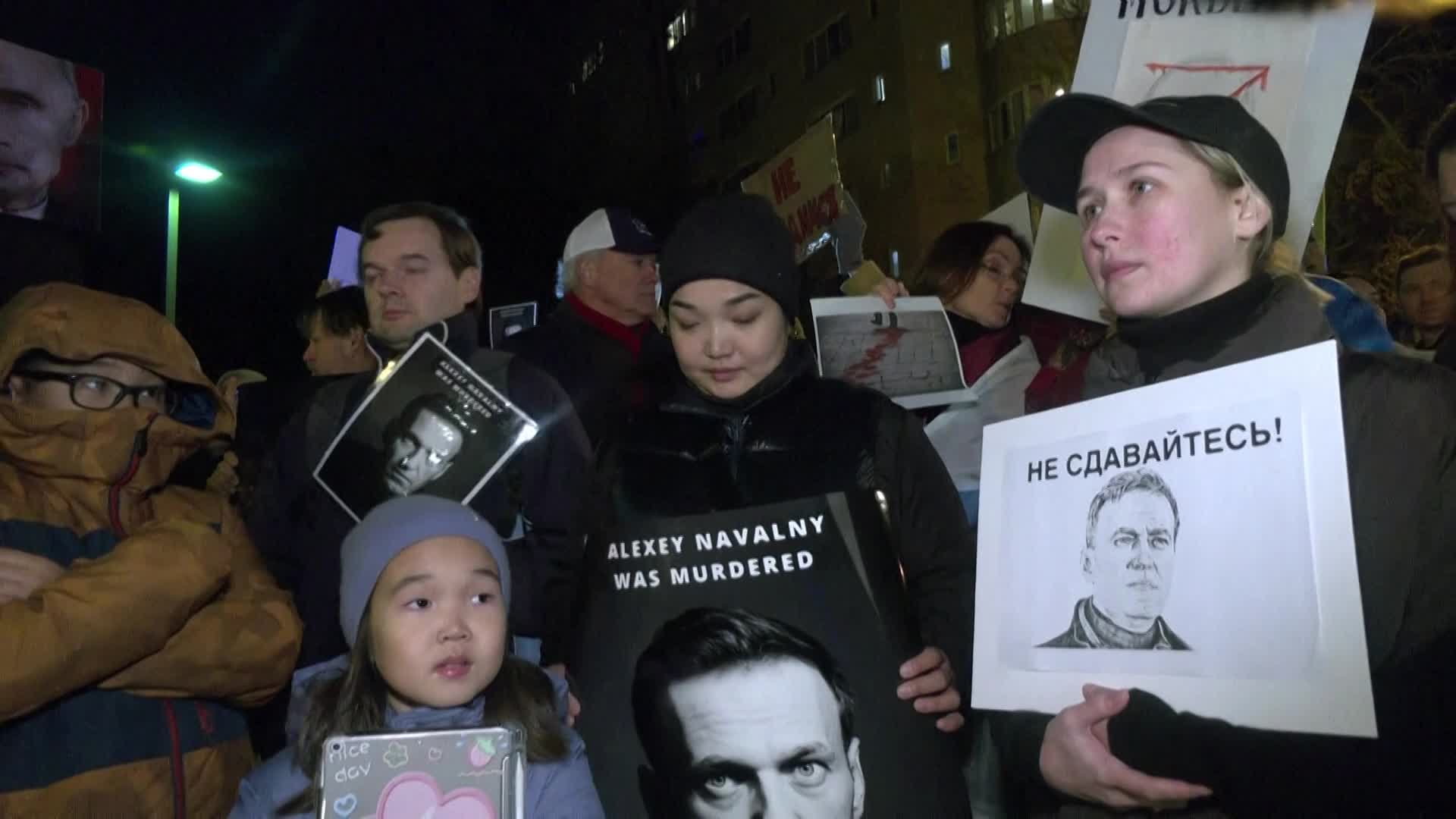 현지 시간 17일, 미국 워싱턴 DC에 있는 러시아 대사관 앞에서 나발니의 사망에 항의하는 시위가 열렸다. (사진=AP)