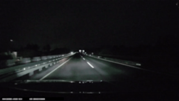 지난 19일 저녁, 제주도 서귀포시의 한 도로에서 교통사고가 발생하기 직전 블랙박스 (화면제공 : 제주서귀포경찰서)