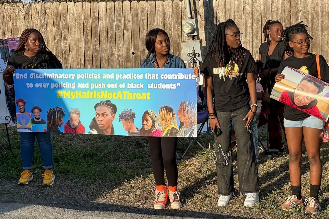 대릴 조지를 지지하기 위해 법원 앞에 모인 흑인 학생들. 사진출처:AP