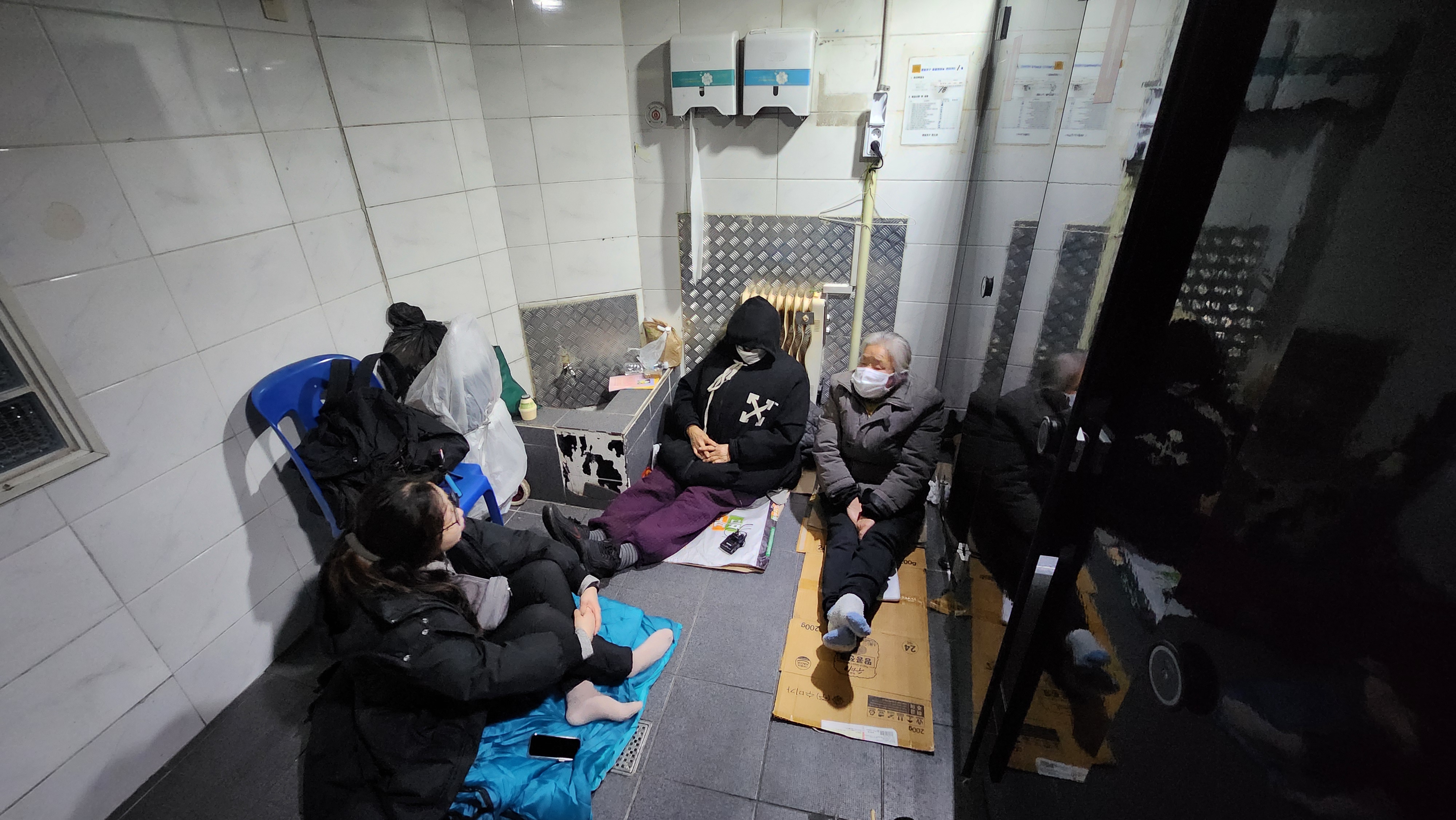 영등포 쪽방촌 공중화장실에서 지내는 70대 여성 노숙인들