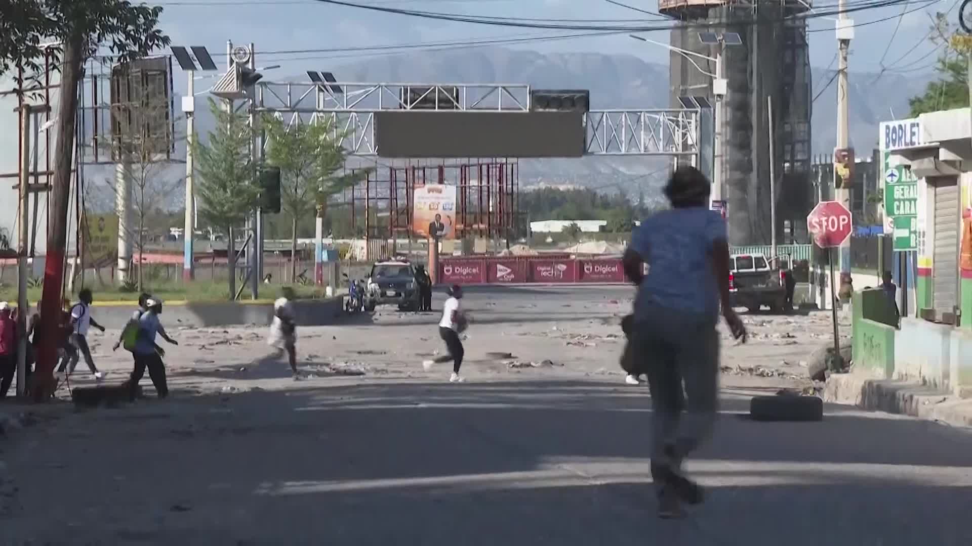 현지시각 4일 아이티 수도 포르토프랭스 공항 근처에서 총격을 피해 시민들이 달아나는 모습. (출처 : AP통신)