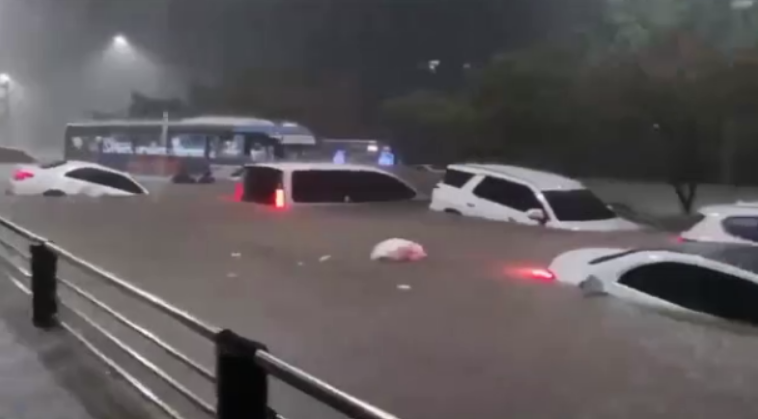 2022년 8월 8일 수도권 집중호우 당시, 침수된 도로 위의 차량들