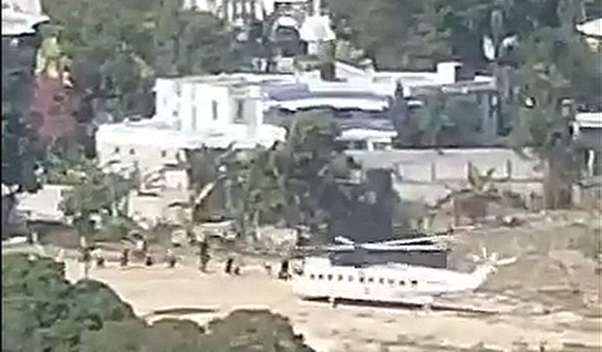 아이티 수도 포르토프랭스의 한 호텔 공터에 대형 헬리콥터가 착륙해 있고, 미국인들이 줄지어 탑승하고 있다. 현지시각 3월 20일 현지인이 찍은 동영상 갈무리.