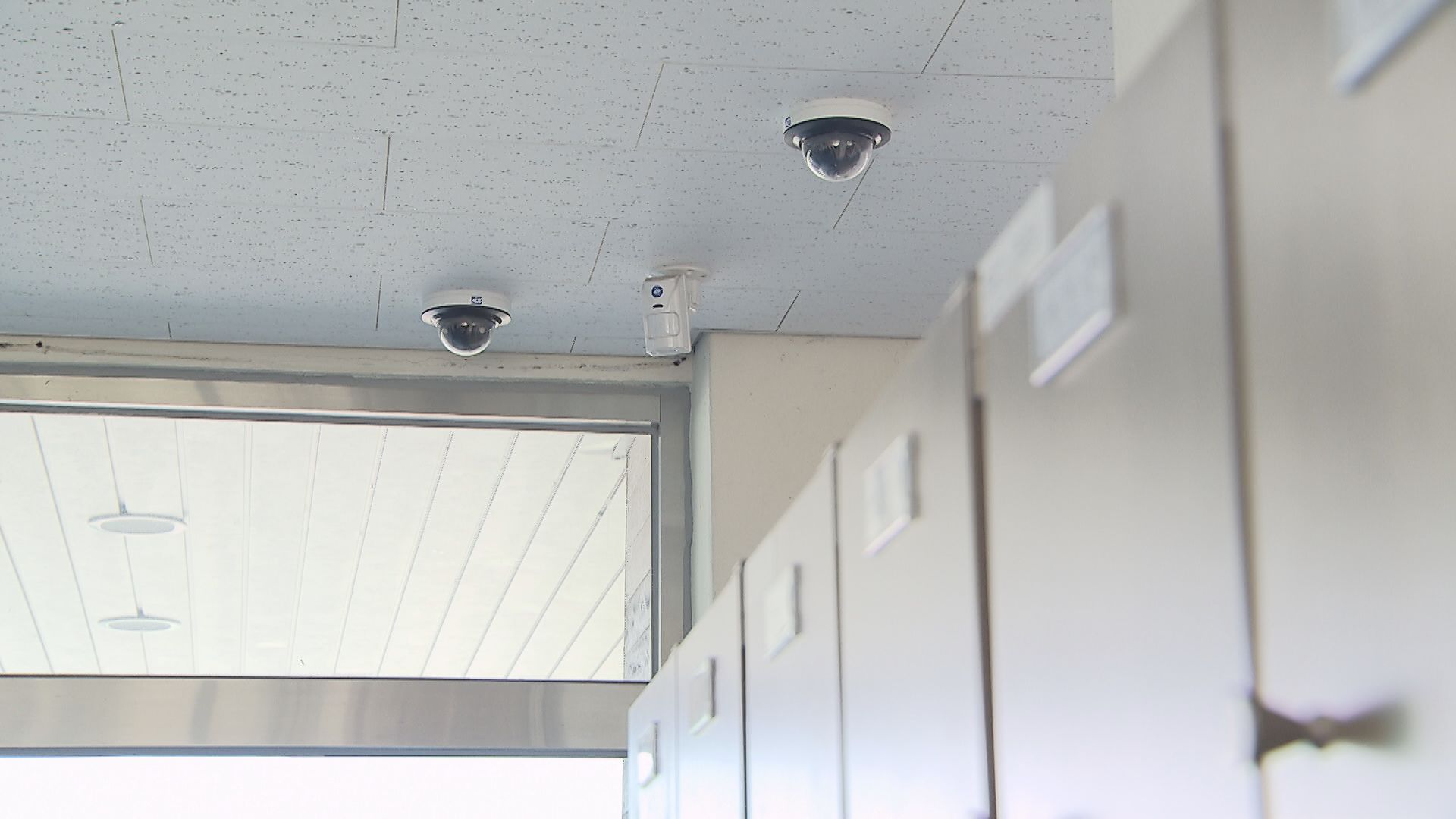 전자기기 도난 사건이 계속되고 있는 충북 청주의 한 고등학교 복도에 설치된 CCTV. 교실에는 CCTV가 없다.