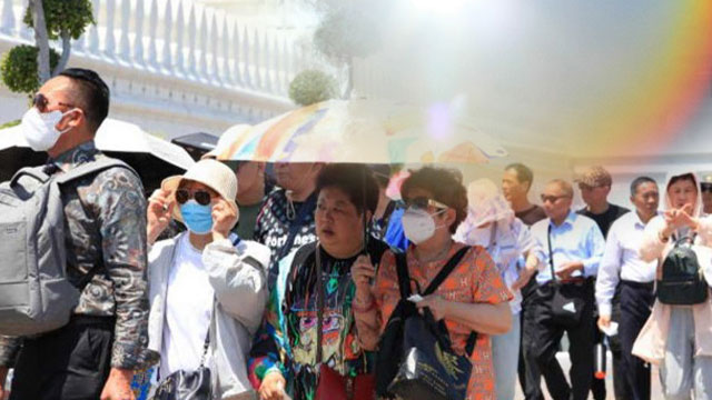 태국에서 때이른 폭염이 시작됐다. 태국 왕궁 주변의 관광객들과 뜨거운 태양 사진 합성.(사진 출처:방콕포스트)