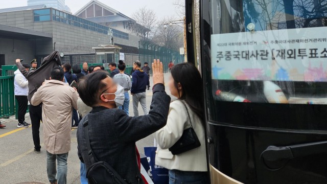 3월 27일 중국 톈진에서 버스타고 베이징 투표소를 찾은 유권자들