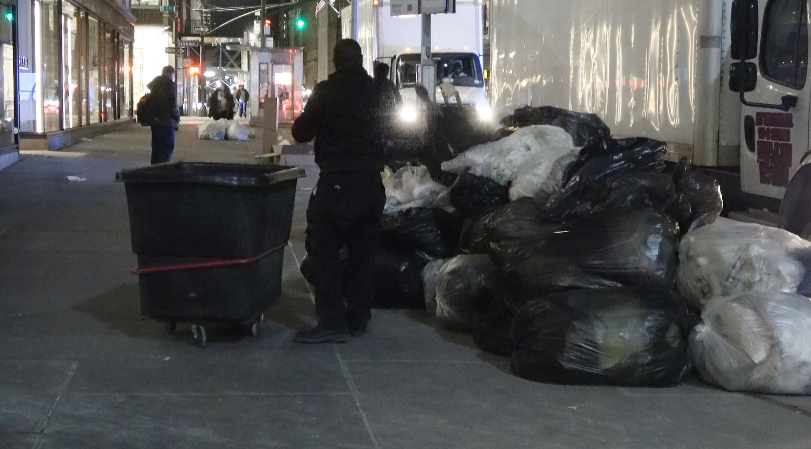 길가에 쓰레기가 담긴 비닐 봉투를 내놓고 있다. 뉴욕 맨해튼.