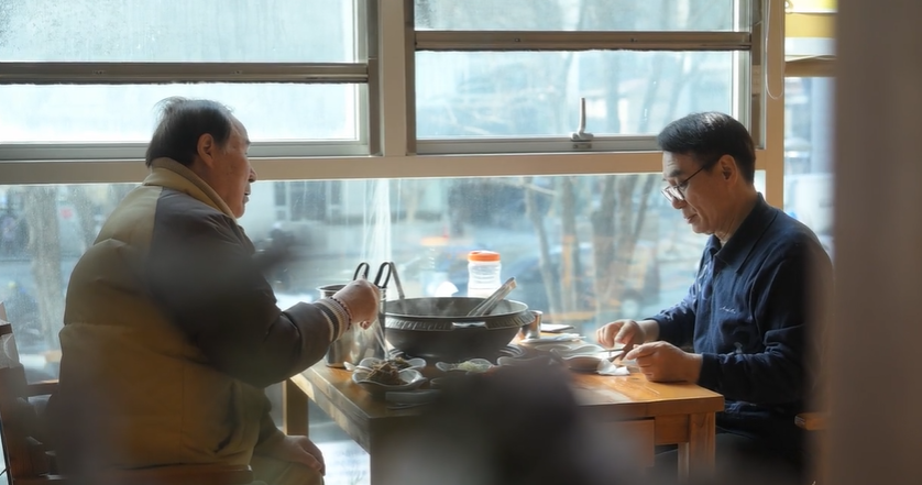 남철용 할아버지(좌)와 김대은 공공후견인(우)이 같이 식사를 하고 있는 모습