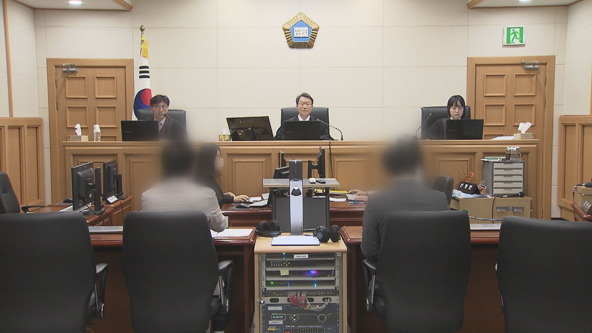 17일 오후 제주지방법원 501호 법정에서 열린 장기 미제 사건을 김수일 제주지방법원장이 심리하고 있다. 고성호 촬영기자