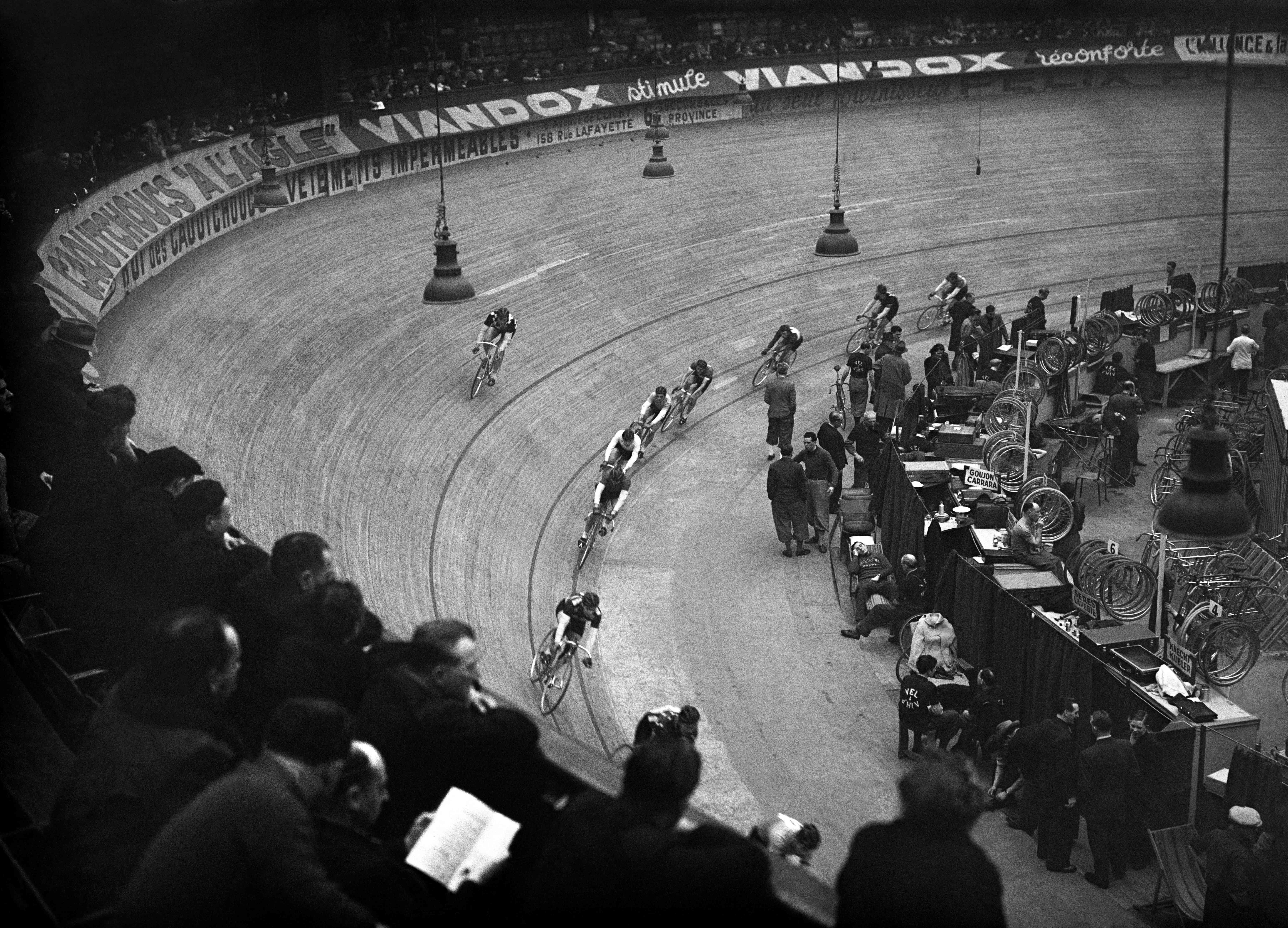 1924 파리 올림픽 당시, 실내 경륜장이었던 ‘벨로드롬 디베’에서  펜싱 경기가 열렸다. 사진 출처: AFP
