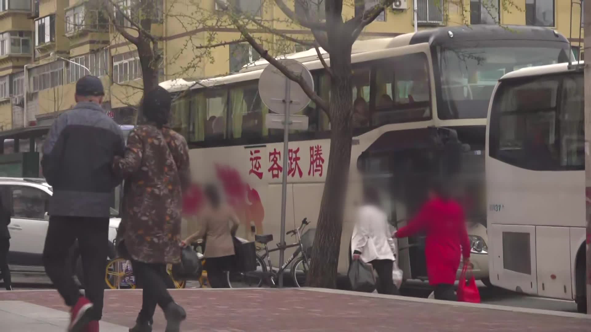 버스 탑승 시각에 늦지 않기 위해 뛰어가는 북한 노동자들의 모습