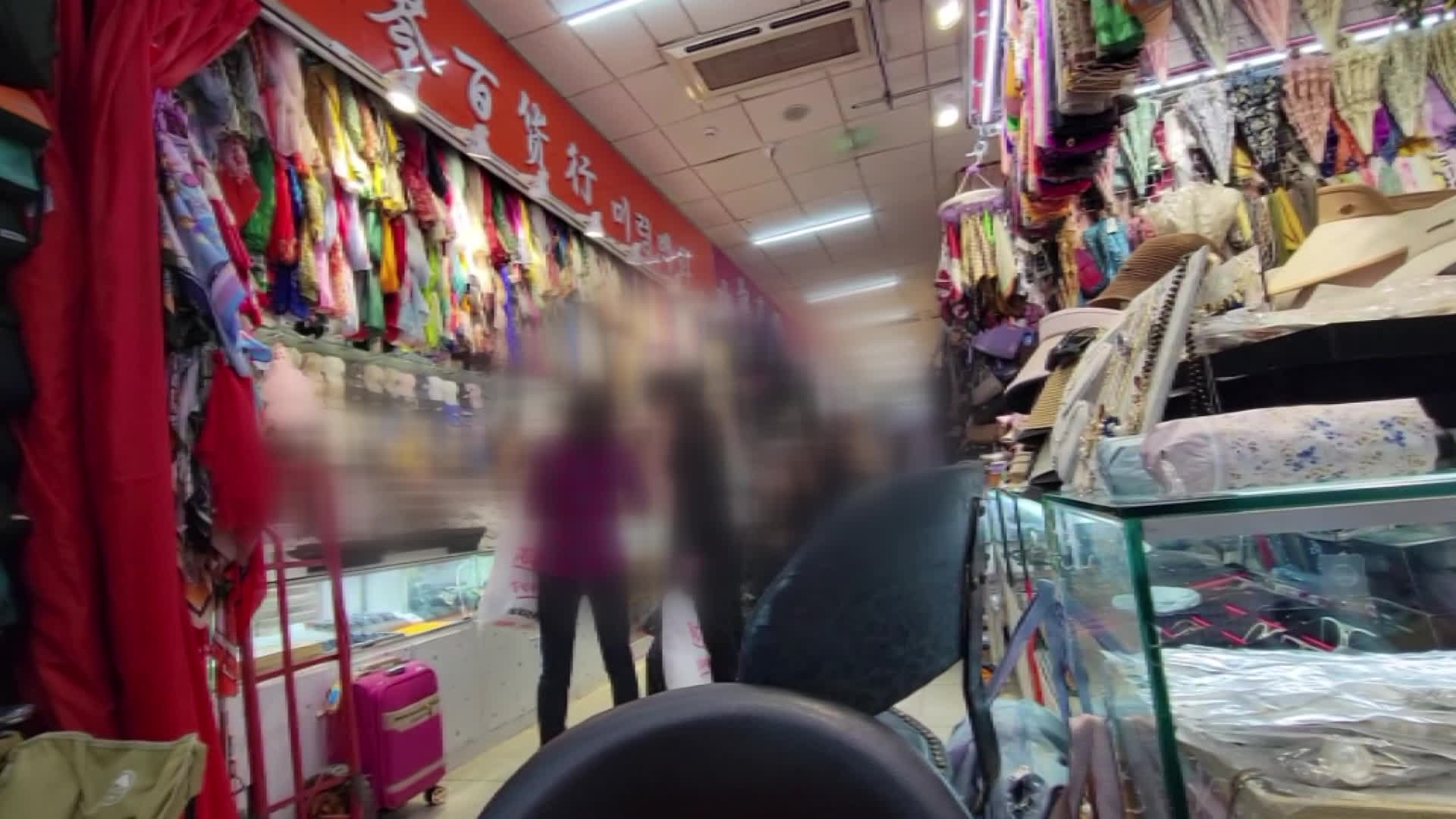 쇼핑에 한창인 북한 노동자들. 이들에게는 1년에 최대 세 번 외출이 허용된다.