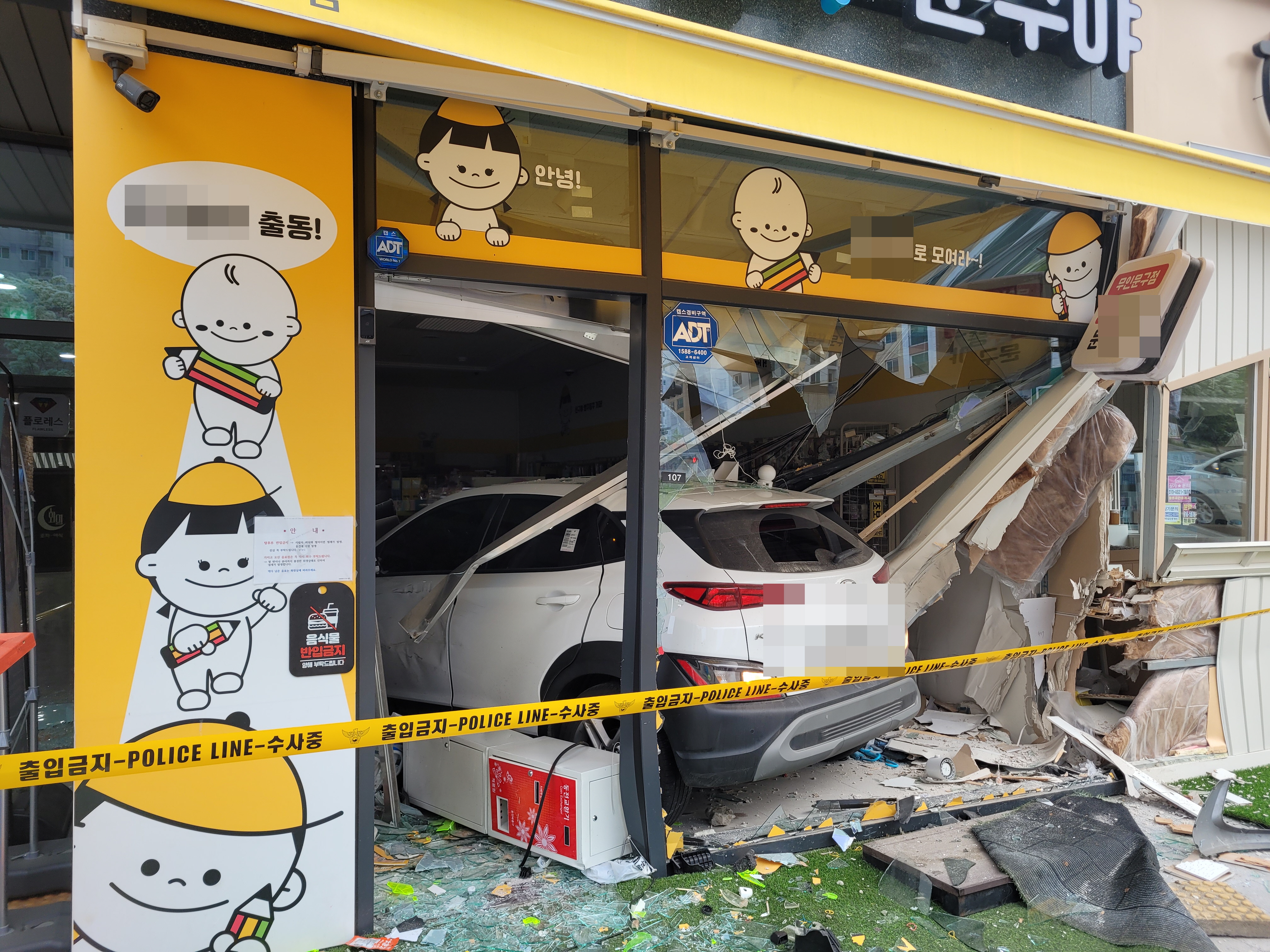 지난달 29일, 충북 진천의 한 가게로 돌진한 승용차 (화면제공: 충청북도경찰청)
