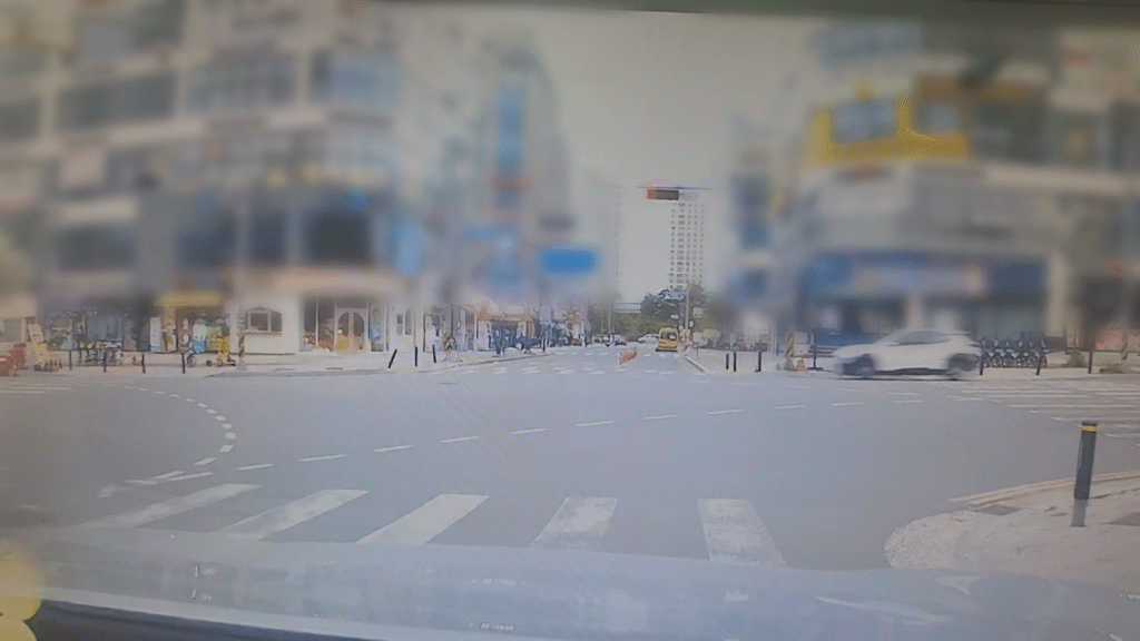 지난달 29일, 충북 진천의 한 상가로 승용차가 돌진하는 모습 (CCTV 영상)