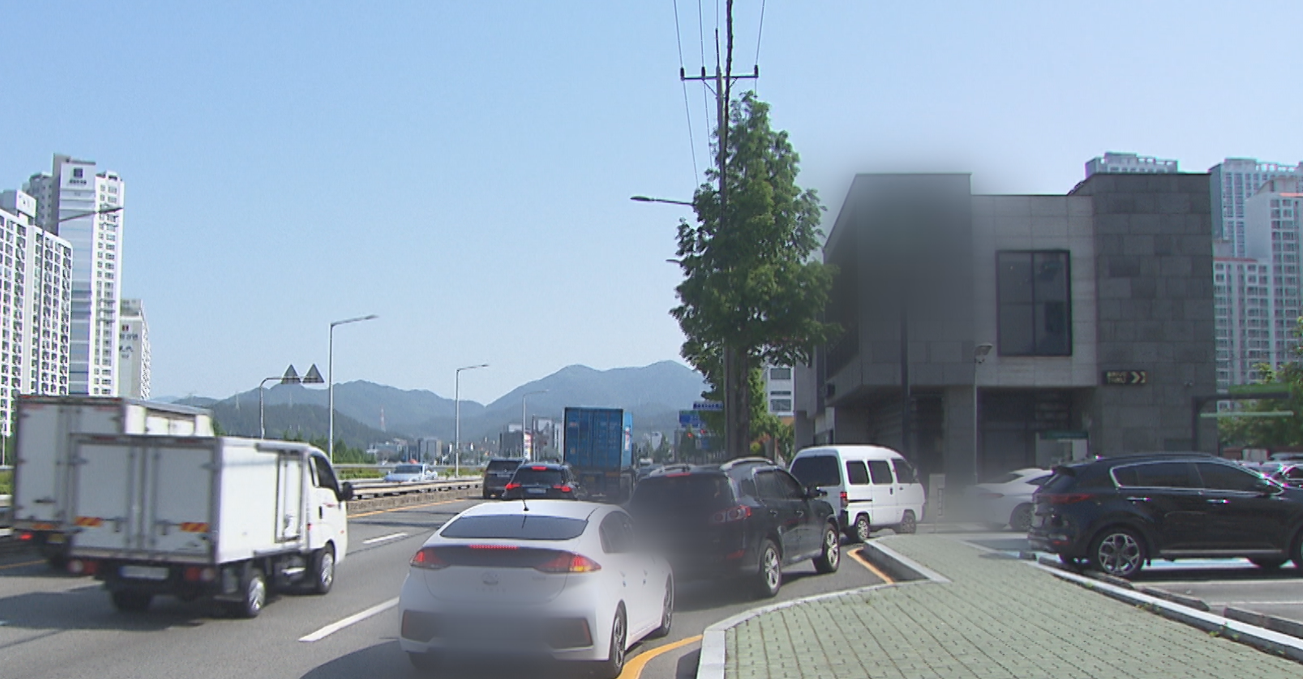 출근길 부산 해운대구의 한 대형카페 드라이브 스루 매장. 대기 중인 차량이 차로를 막고 있다.