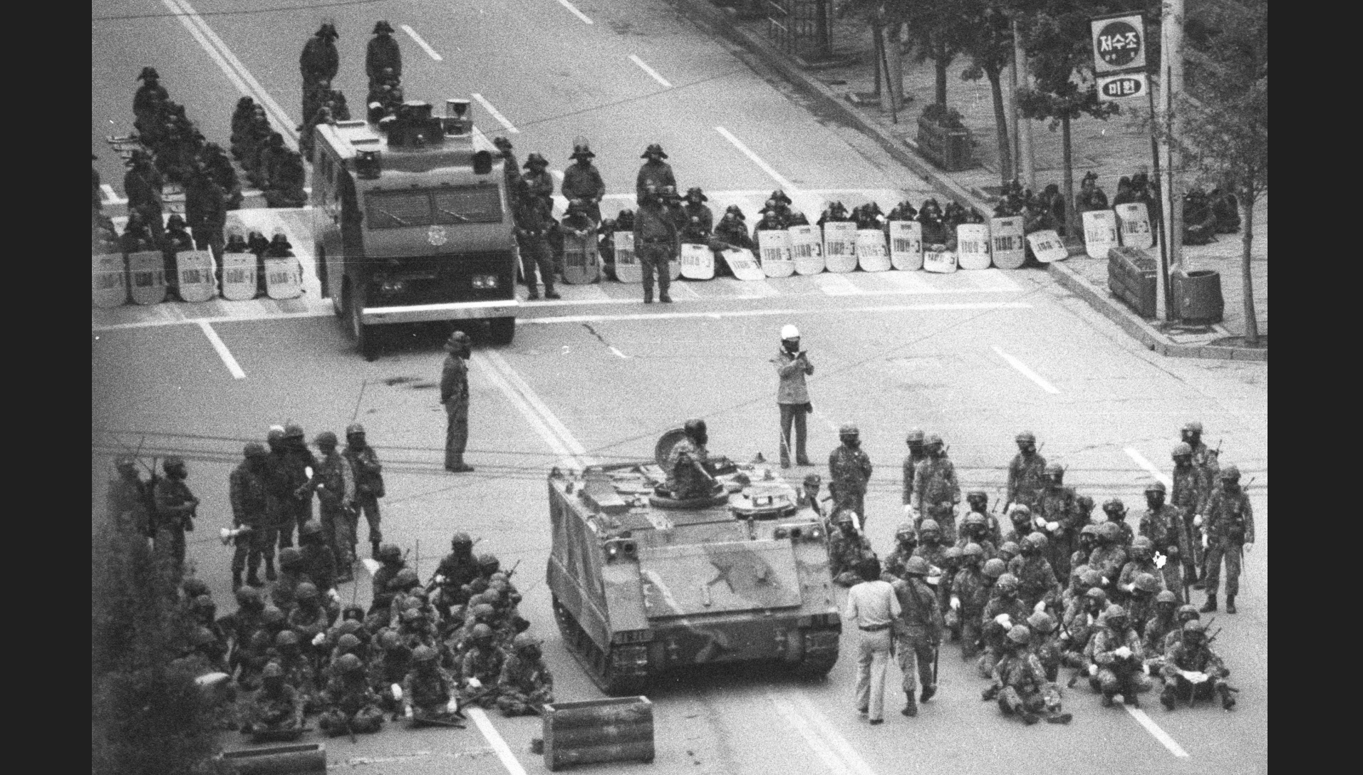 1980년 5월 20일, 시위대와 대치하는 계엄군과 전경들이 광주 금남로에 앉아 쉬고 있다. (사진 제공: 광주일보)