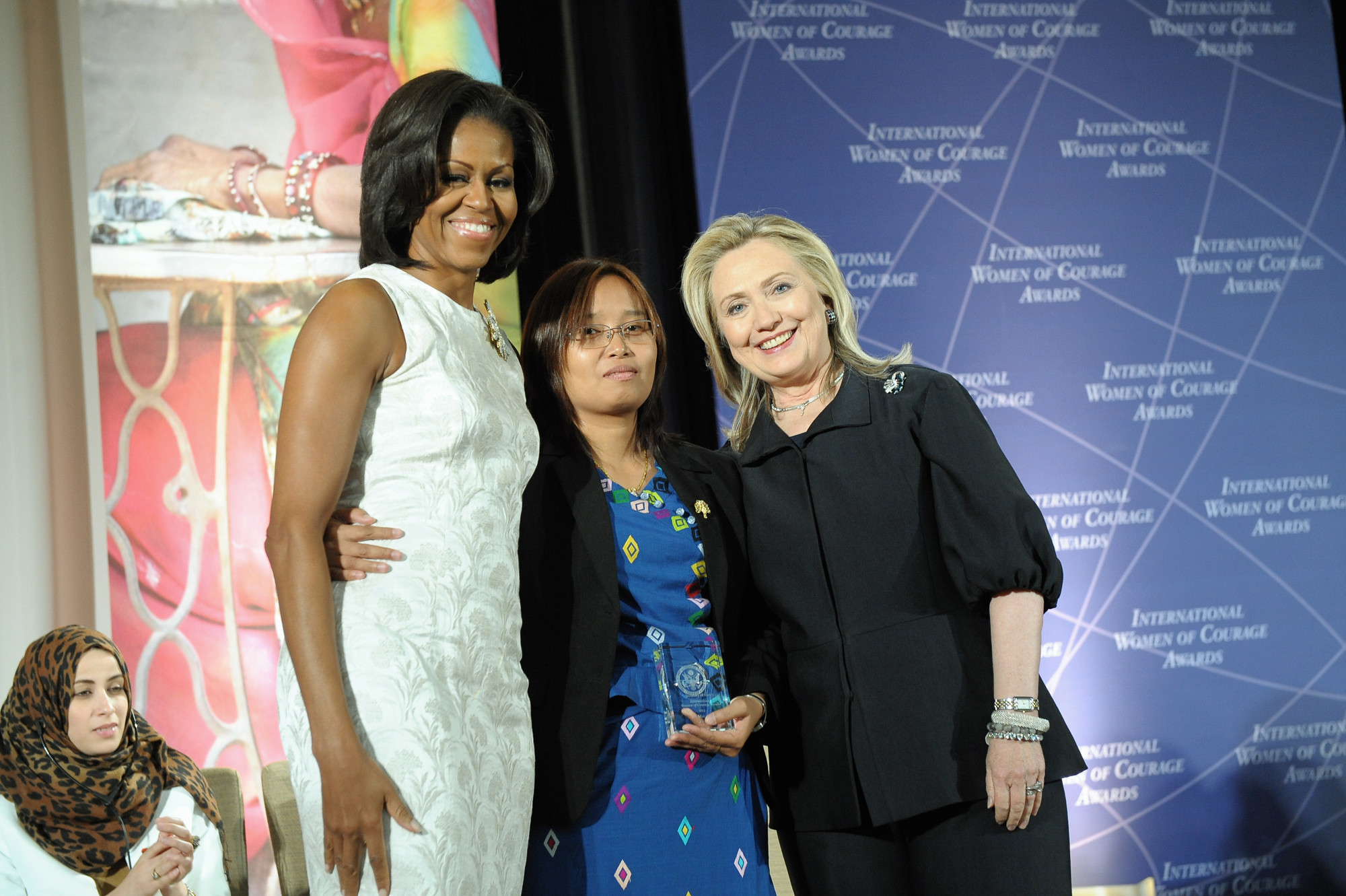 2012년 미 국무부 ‘용기있는 여성상’을 수상한 진 마 아웅 장관이 미셸 오바마 여사·힐러리 클린턴 전 미국 국무장관과 함께 사진 촬영을 하고 있다. [사진출처 : 미 국무부]