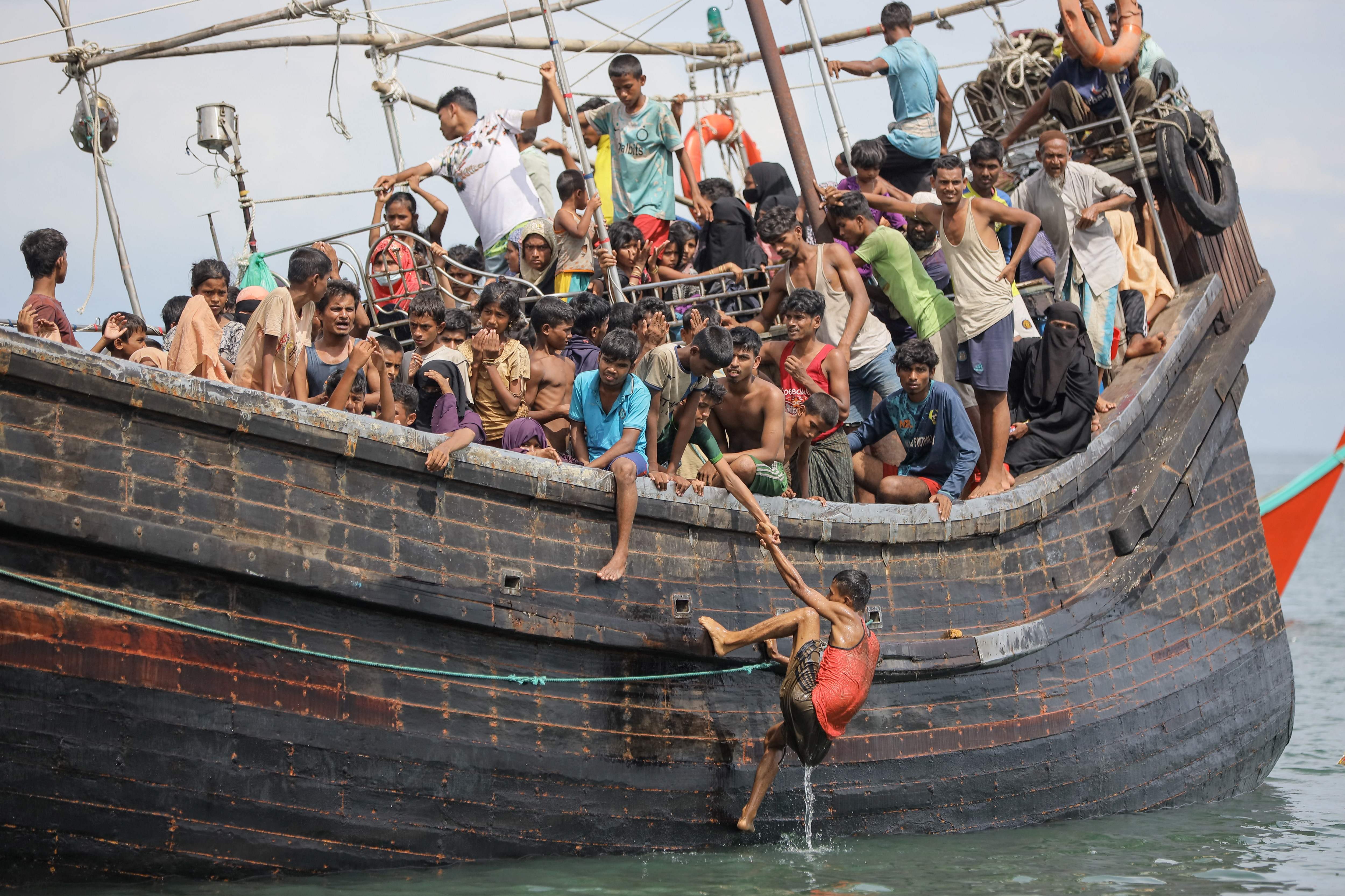 지난해 11월 미얀마의 소수민족 로힝야족 난민들이 목선을 타고 인도네시아 해변에 도착하고 있다. 미얀마 인구 70%를 차지하는 불교도 버마족과 달리 이들은 무슬림이다. 아웅산 수치 국가고문도 2017년 군부의 로힝야족 학살을 방관했다는 이유로 국제사회 비판을 받았다. 