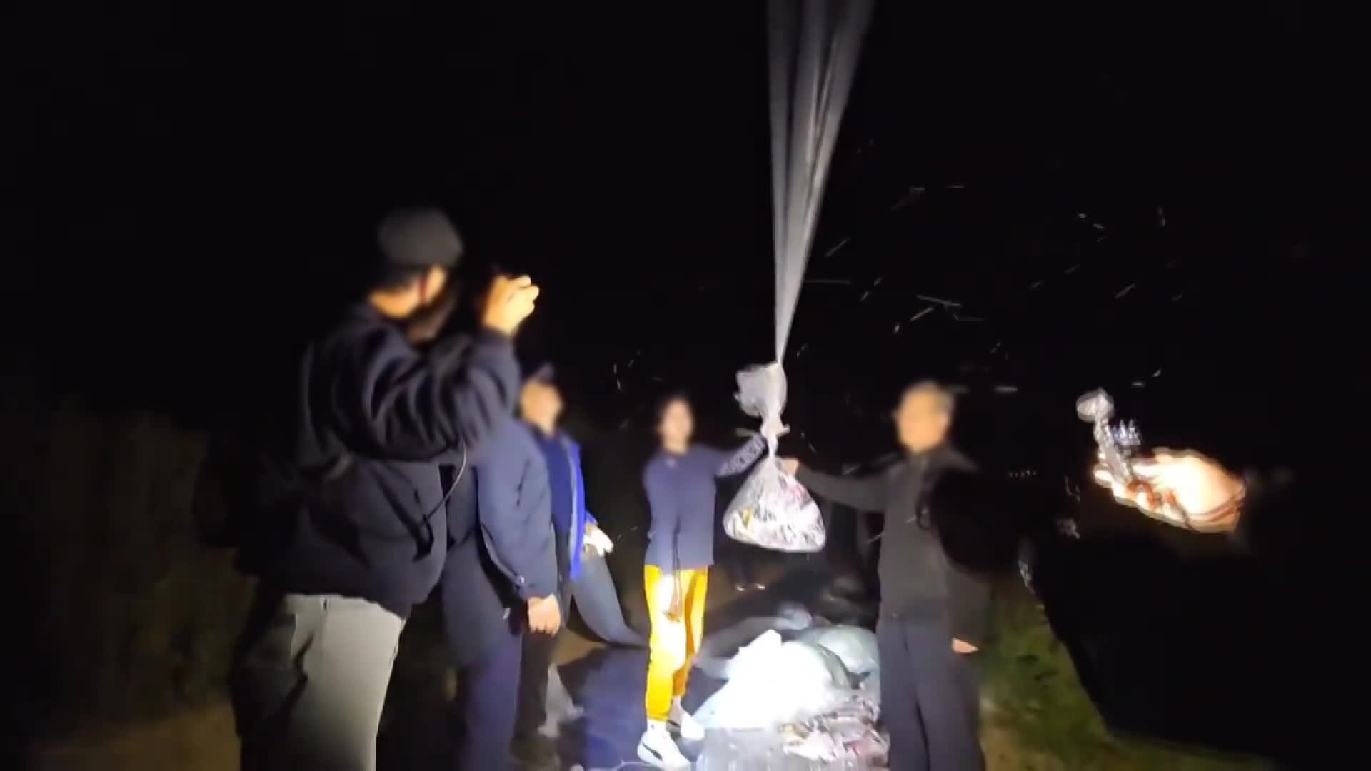 탈북민 단체 ‘겨레얼통일연대’가 7일 밤 인천 강화도에서 전단 등이 담긴 대형 풍선 10개를 날려 보냈습니다.