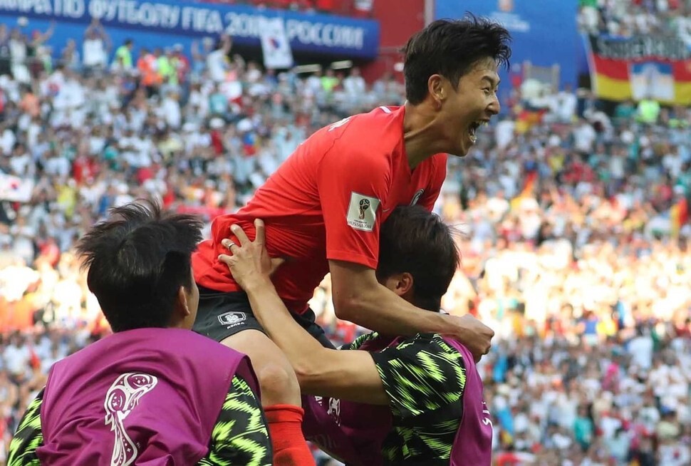 손흥민이 2018 러시아월드컵 독일전에서 쐐기 골을 터트린 후 기뻐하고 있다.