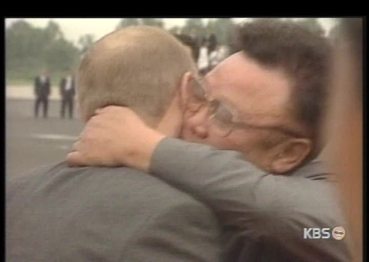 2000년 7월, 김정일 국방위원장이 북한을 찾아온 푸틴 대통령을 떠나보내며 볼에 입맞춤을 하고 있다