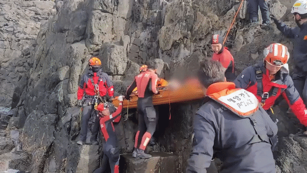 지난해 11월 25일 서귀포해경 대원들이 절벽에서 추락한 50대 남성을 구조하고 있는 모습. (화면제공: 서귀포해양경찰서)