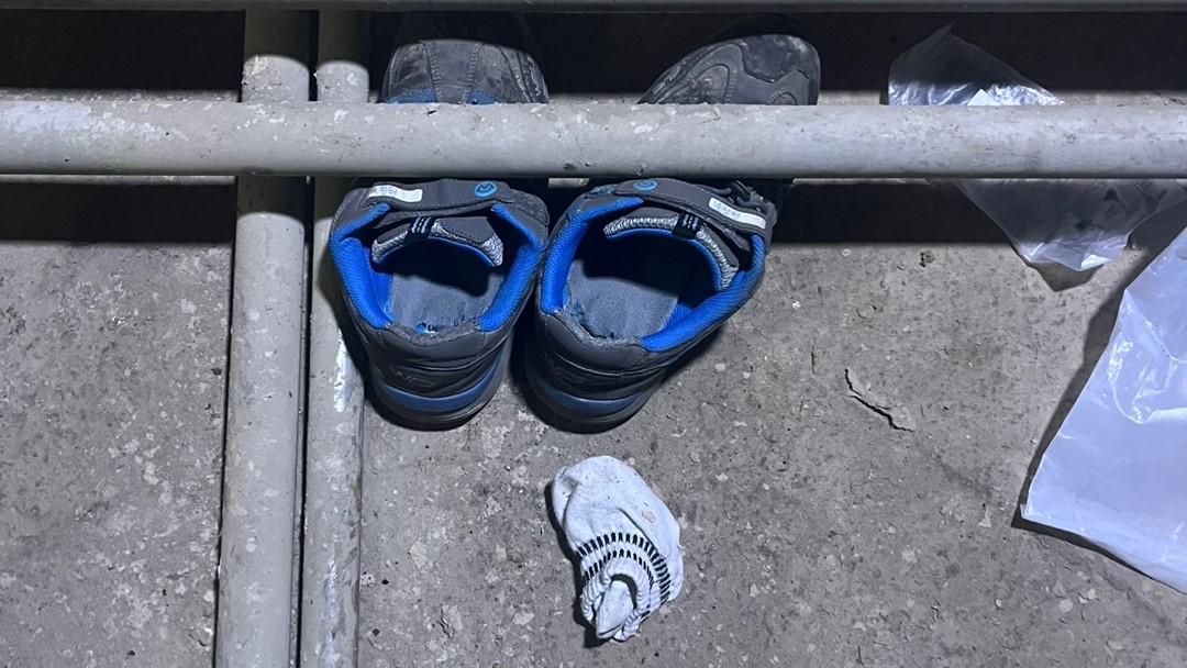 지난 16일 공장 근무 중 홀로 숨진 19살 노동자의 신발